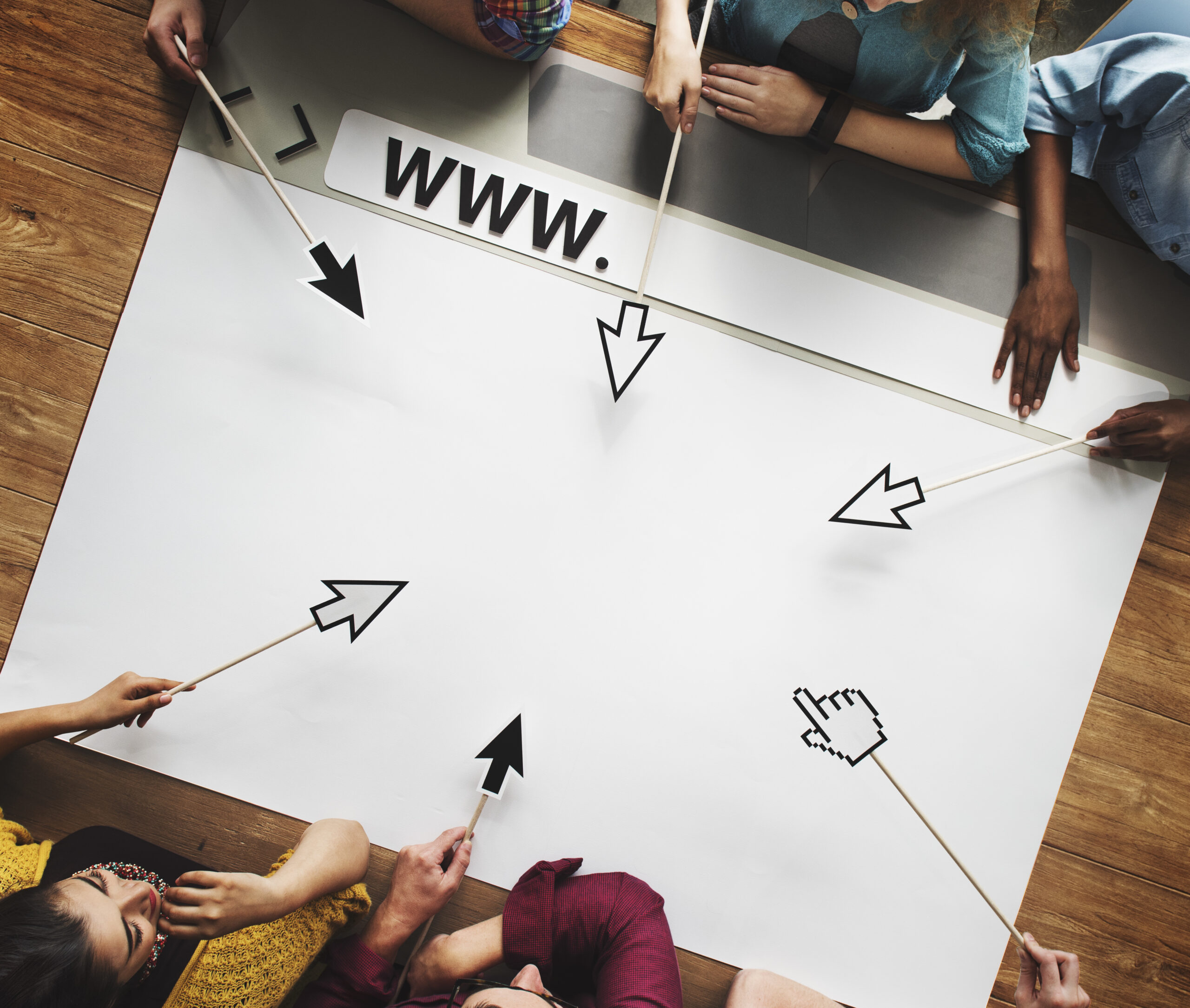 Équipe d'une agence web collaborant sur un projet de site internet