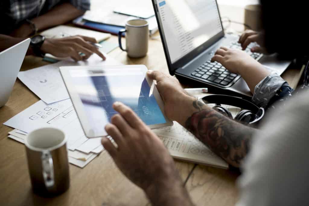 Réunion d'équipe pour discuter d'un projet de site internet